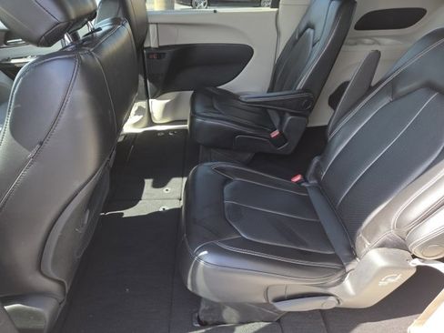Used 2020 Chrysler Voyager Lxi FWD image 14