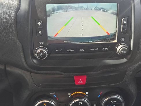 Used 2016 Jeep Renegade Latitude FWD image 11