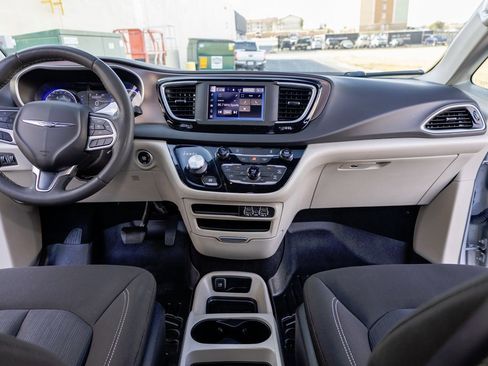 Used 2022 Chrysler Voyager LX image 15