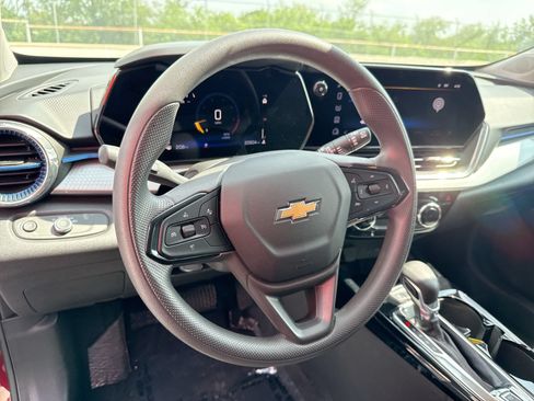 Used 2025 Chevrolet Trax LT FWD image 11