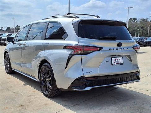 Used 2025 Toyota Sienna XSE w/ XSE Plus Package image 2