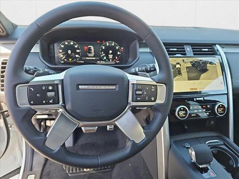 New 2025 Land Rover Discovery Dynamic SE image 19
