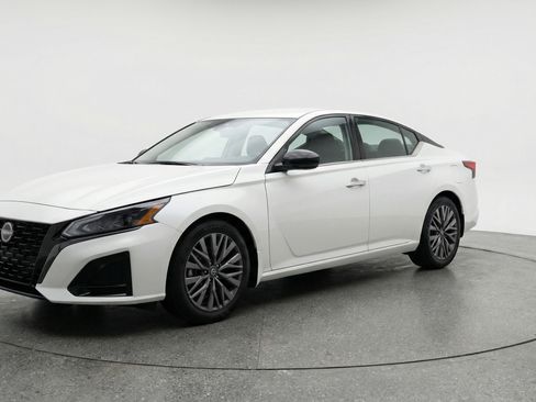 Used 2025 Nissan Altima 2.5 SV image 3