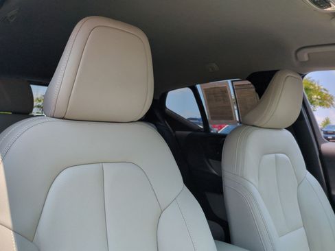 Used 2019 Volvo XC40 T4 Momentum FWD image 33
