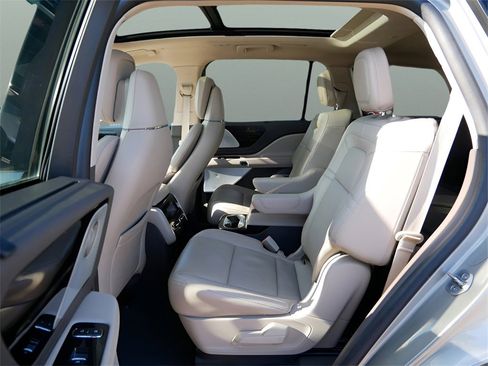 Used 2023 Lincoln Aviator Reserve w/ Equipment Group 201A image 15