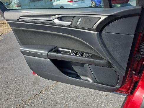 Used 2018 Ford Fusion SE w/ Equipment Group 201A image 27