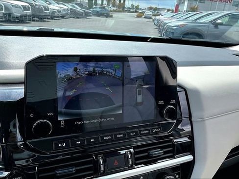 Certified 2025 Nissan Pathfinder SL FWD image 14