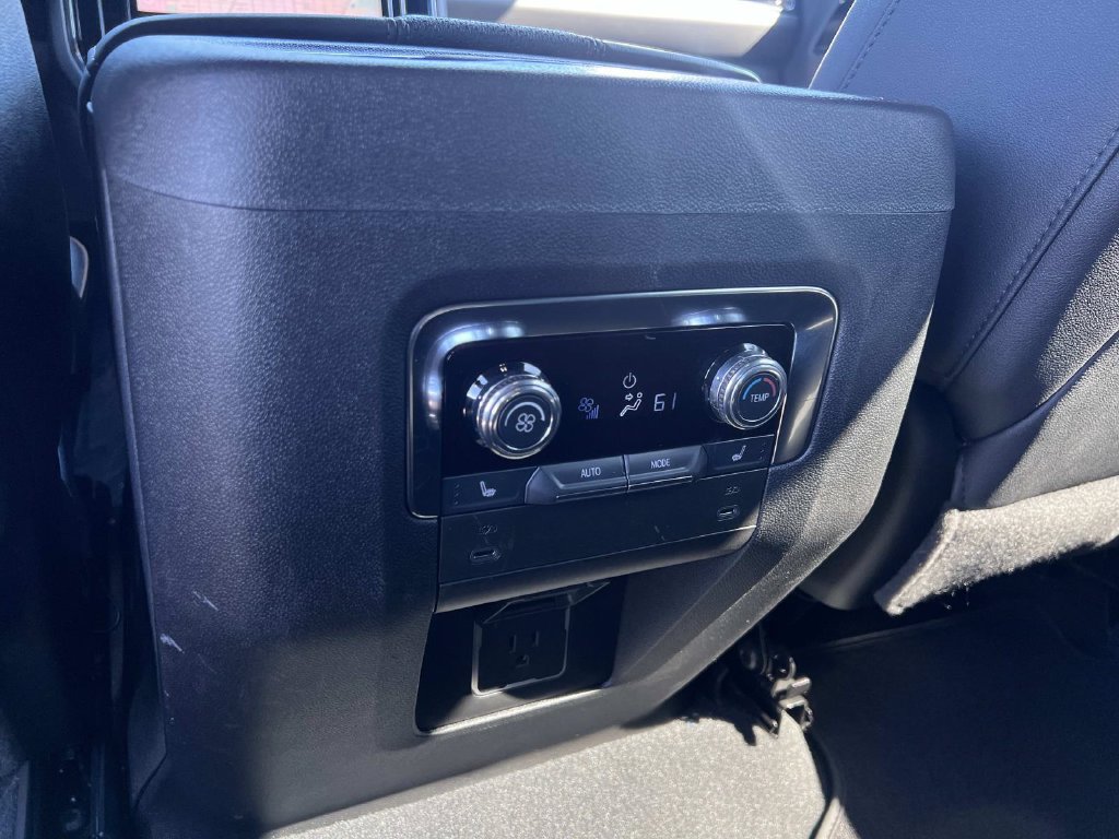 Used 2025 GMC Yukon XL AT4 AWD/4WD image 13