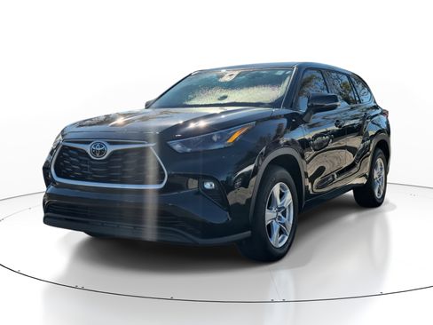 Used 2022 Toyota Highlander LE image 3