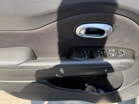 Used 2015 Kia Soul FWD image 7