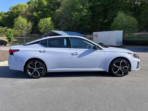 Used 2023 Nissan Altima 2.5 SR FWD image 2