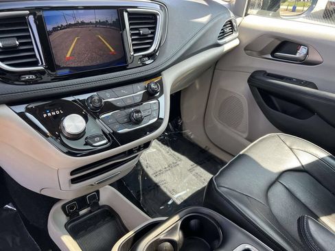 Used 2019 Chrysler Pacifica Limited FWD image 29