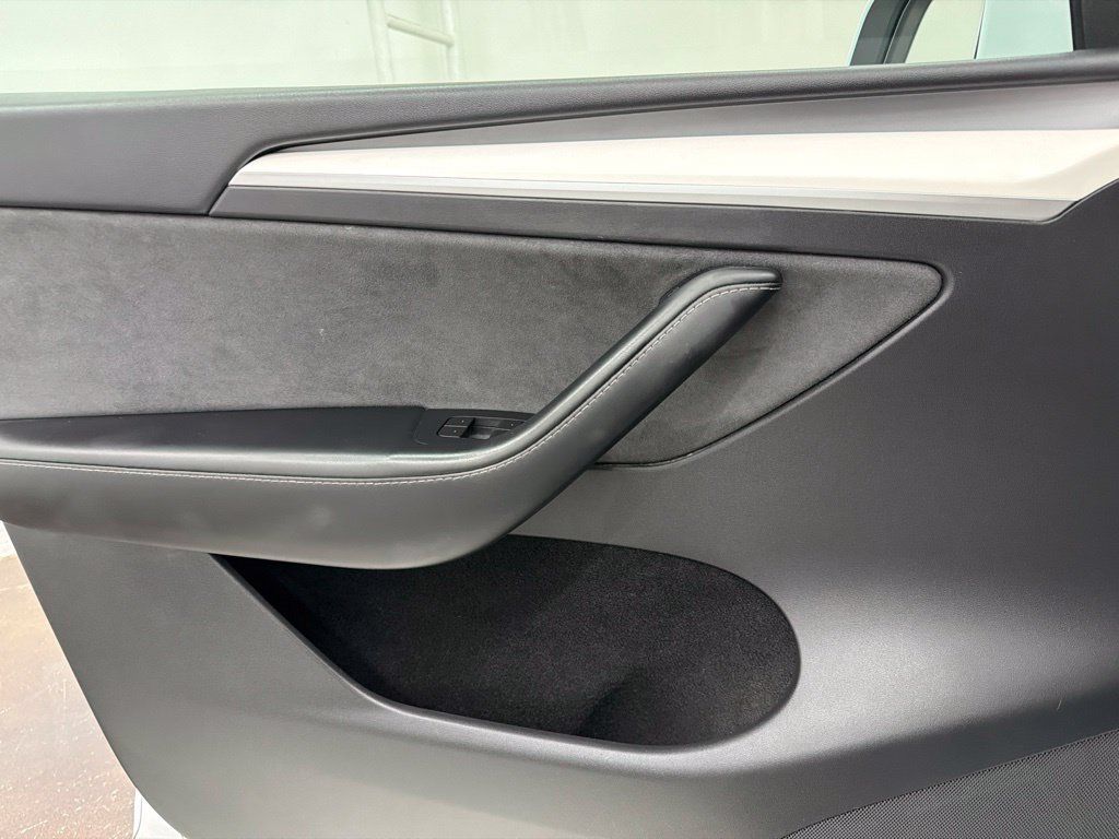 Used 2022 Tesla Model Y Long Range AWD/4WD image 18