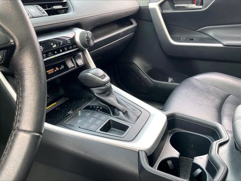 Used 2020 Toyota RAV4 XLE Premium image 18