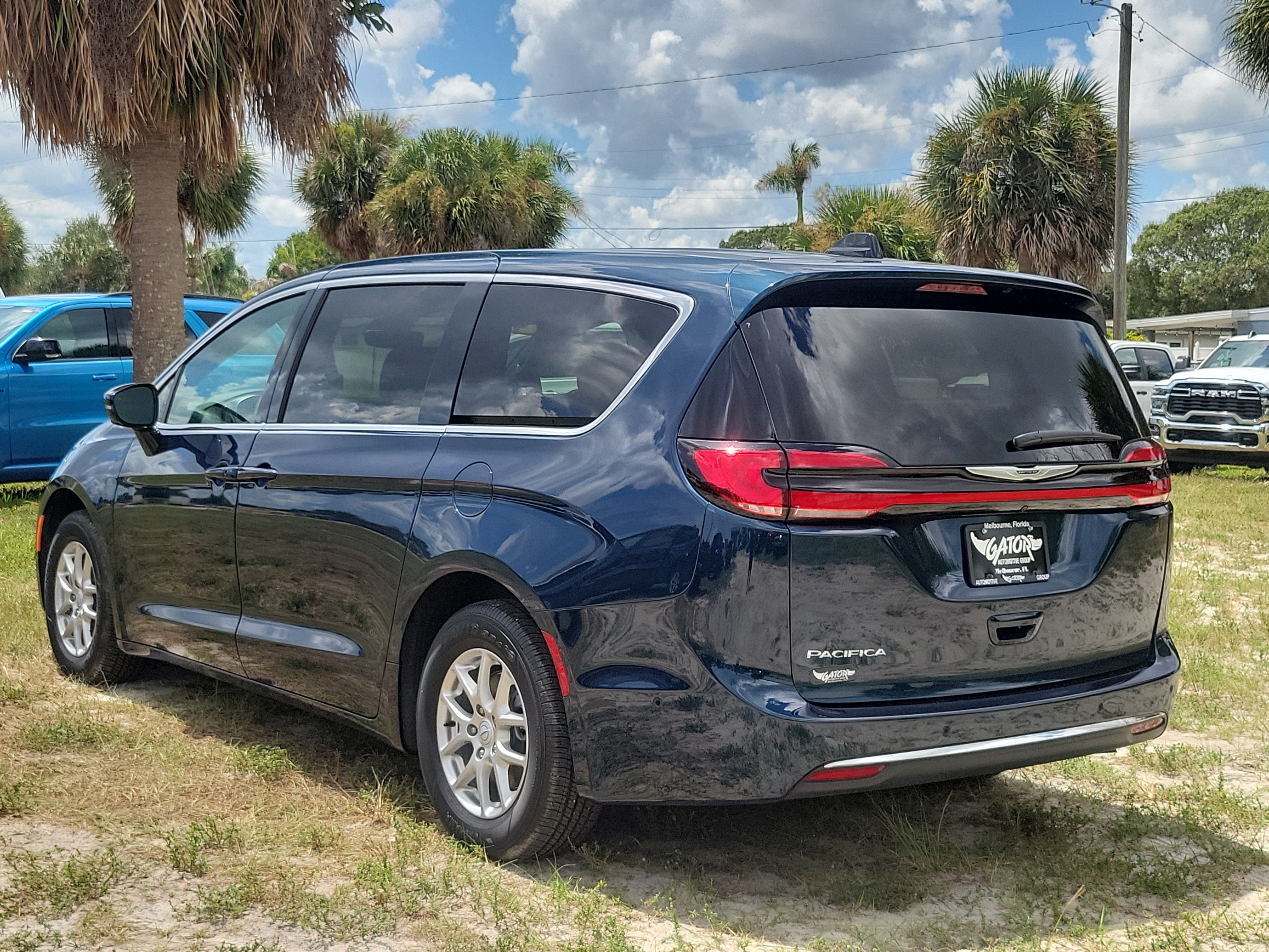 Used 2025 Chrysler Pacifica Select FWD image 3