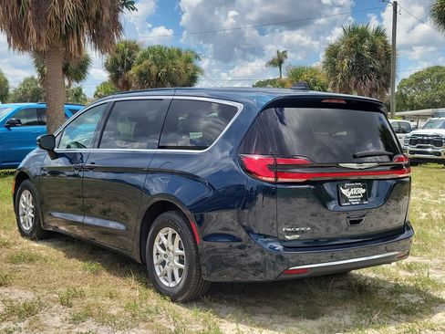 Used 2025 Chrysler Pacifica Select FWD image 3