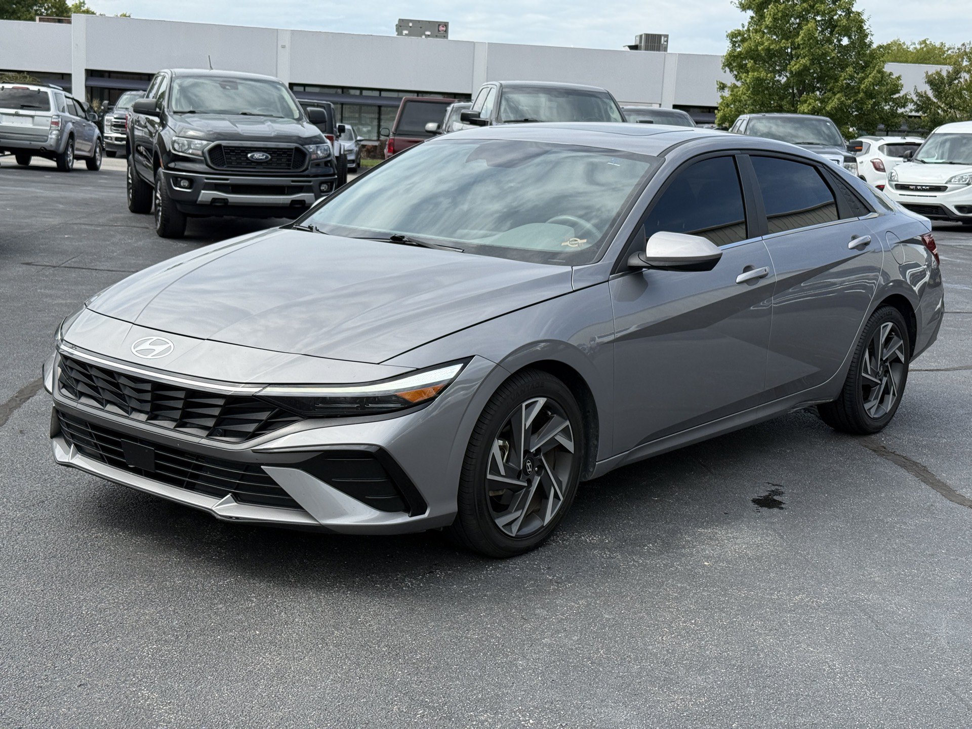 Used 2025 Hyundai Elantra SEL FWD image 4