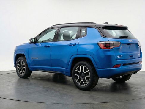 Used 2025 Jeep Compass Trailhawk image 6