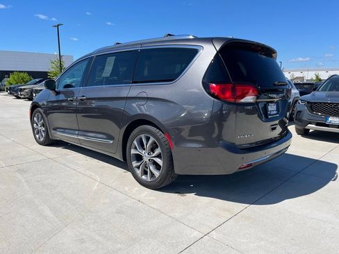 Used 2018 Chrysler Pacifica Limited w/ Tire & Wheel Group FWD image 6