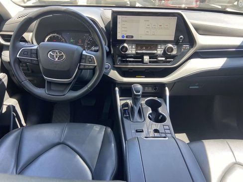 Used 2023 Toyota Highlander XLE FWD image 11