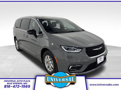 Used 2025 Chrysler Pacifica Select