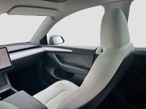 Used 2024 Tesla Model Y Long Range RWD image 23