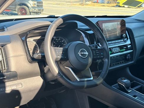Used 2025 Nissan Pathfinder SV image 25
