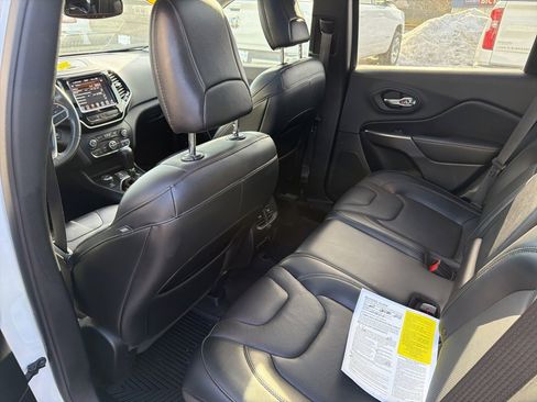 Used 2019 Jeep Cherokee Limited image 18