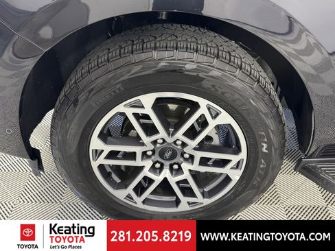 Used 2025 Ford Expedition Active image 30