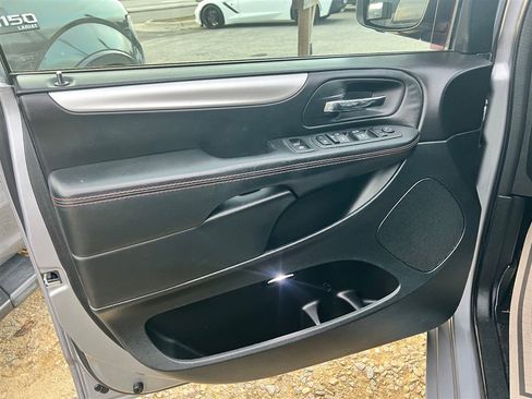 Used 2018 Dodge Grand Caravan GT image 13