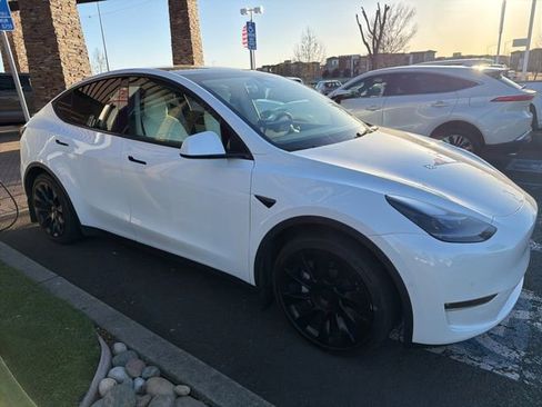 Used 2022 Tesla Model Y Long Range image 2