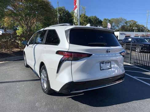 Certified 2023 Toyota Sienna Limited image 6