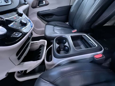 Used 2018 Chrysler Pacifica Touring-L Plus FWD image 30