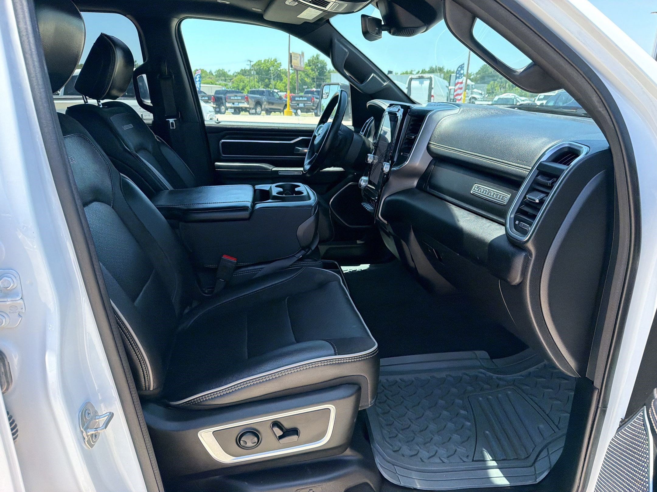 Used 2023 RAM 1500 Laramie AWD/4WD image 23