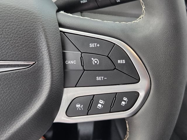 Used 2026 Chrysler Pacifica Select FWD image 24