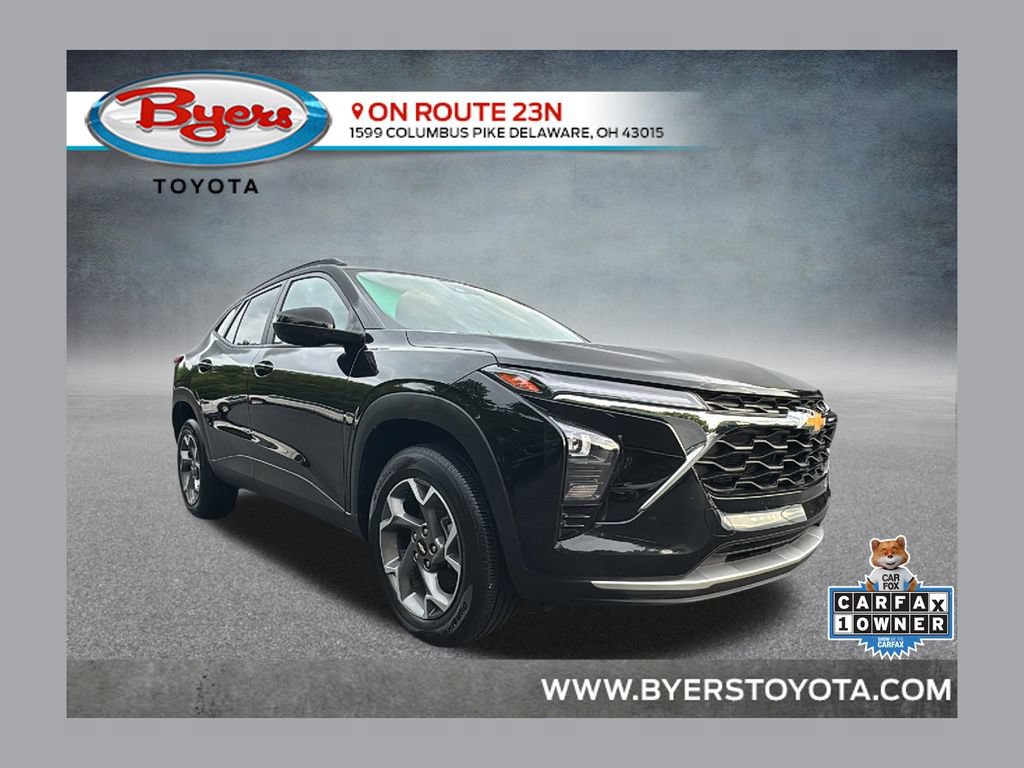 Used 2025 Chevrolet Trax LT FWD image 1