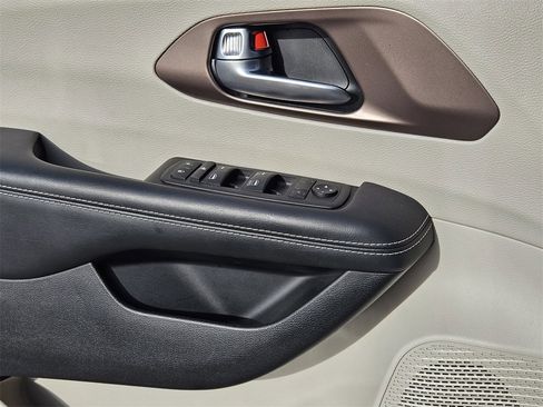 Used 2023 Chrysler Voyager LX image 16
