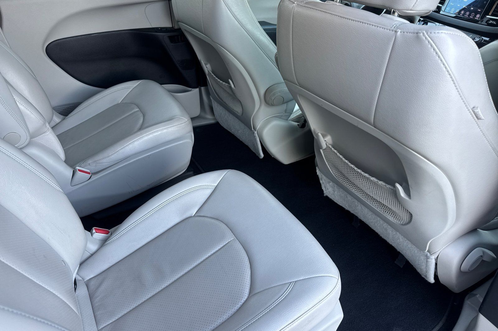 Used 2018 Chrysler Pacifica Touring-L FWD image 19