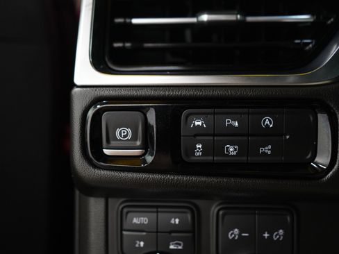Used 2025 GMC Yukon Denali w/ Sun & Power Step Package AWD/4WD image 28