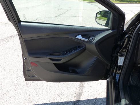 Used 2016 Ford Focus SE w/ SE Cold Weather Package FWD image 19