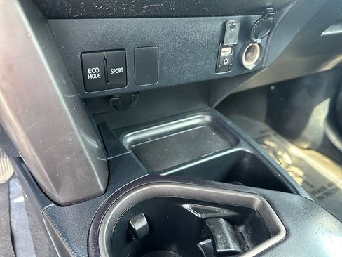 Used 2016 Toyota RAV4 LE FWD image 17