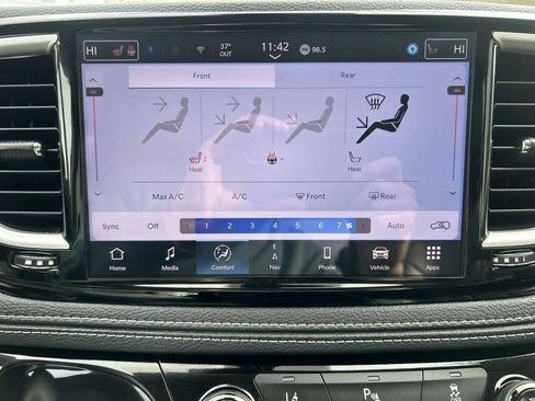 Used 2024 Chrysler Pacifica Limited FWD image 18