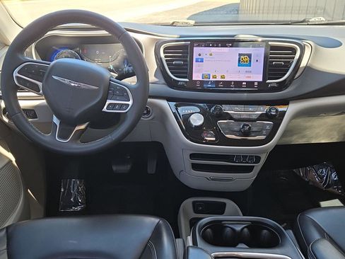 Used 2023 Chrysler Pacifica Touring-L FWD image 4
