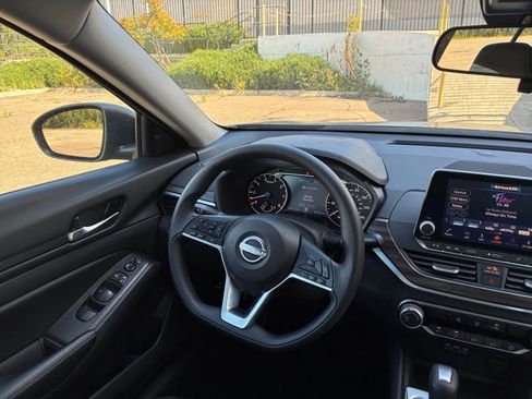 Used 2025 Nissan Altima 2.5 SV image 34