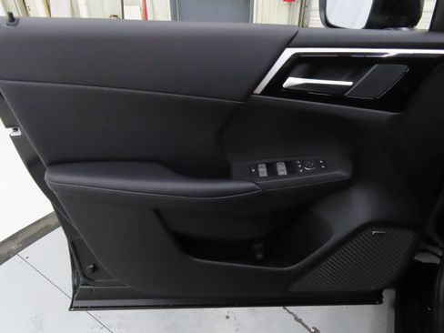 New 2025 Mitsubishi Outlander SE image 9