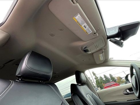 Used 2024 Chrysler Pacifica Select image 22