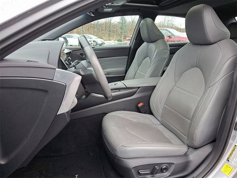 Used 2022 Toyota Avalon Limited image 16