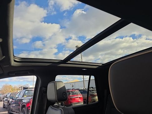 Used 2024 GMC Yukon SLT w/ SLT Luxury Package image 8