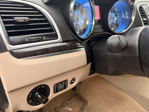Used 2011 Chrysler 300 Limited image 26