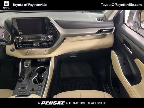 Used 2023 Toyota Highlander XLE image 22